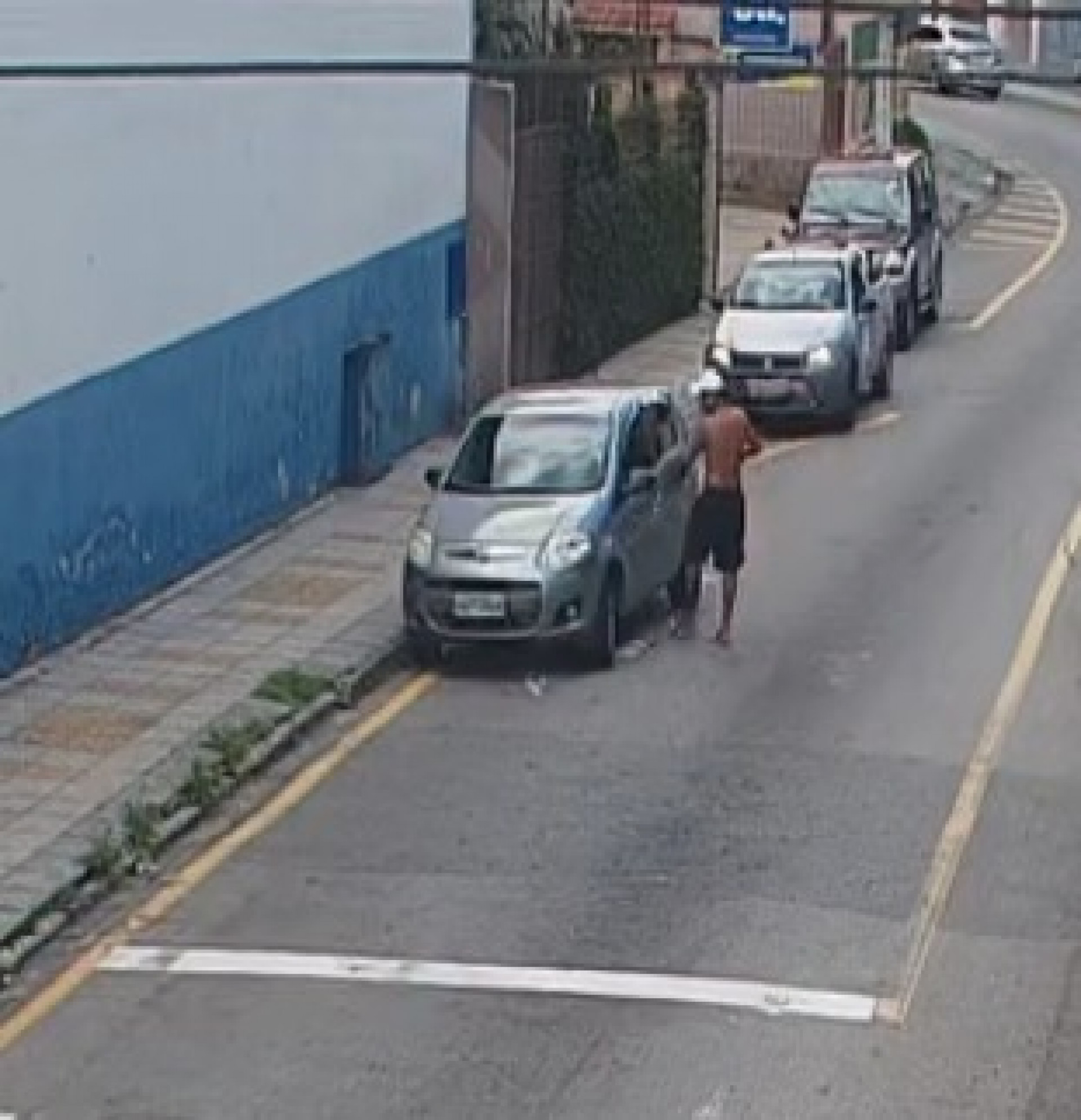 Carro foi furtado na Rua Prefeito João Galindo, no bairro Japuíba, em Angra dos Reis