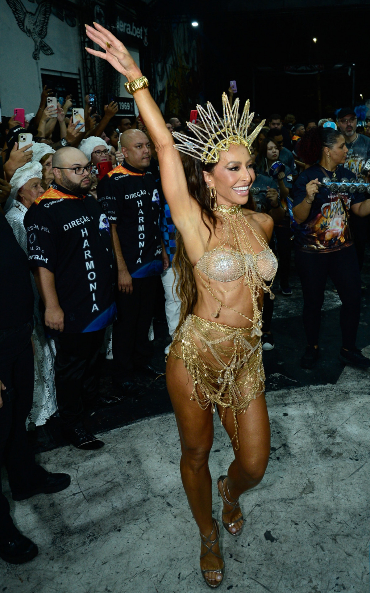 Sabrina Sato participa de ensaio da Gaviões da Fiel