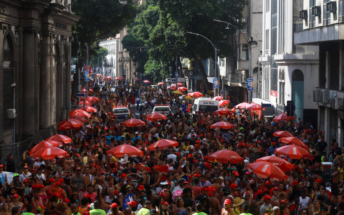Centenas de foliões marcaram presença no Carrossel de Emoções