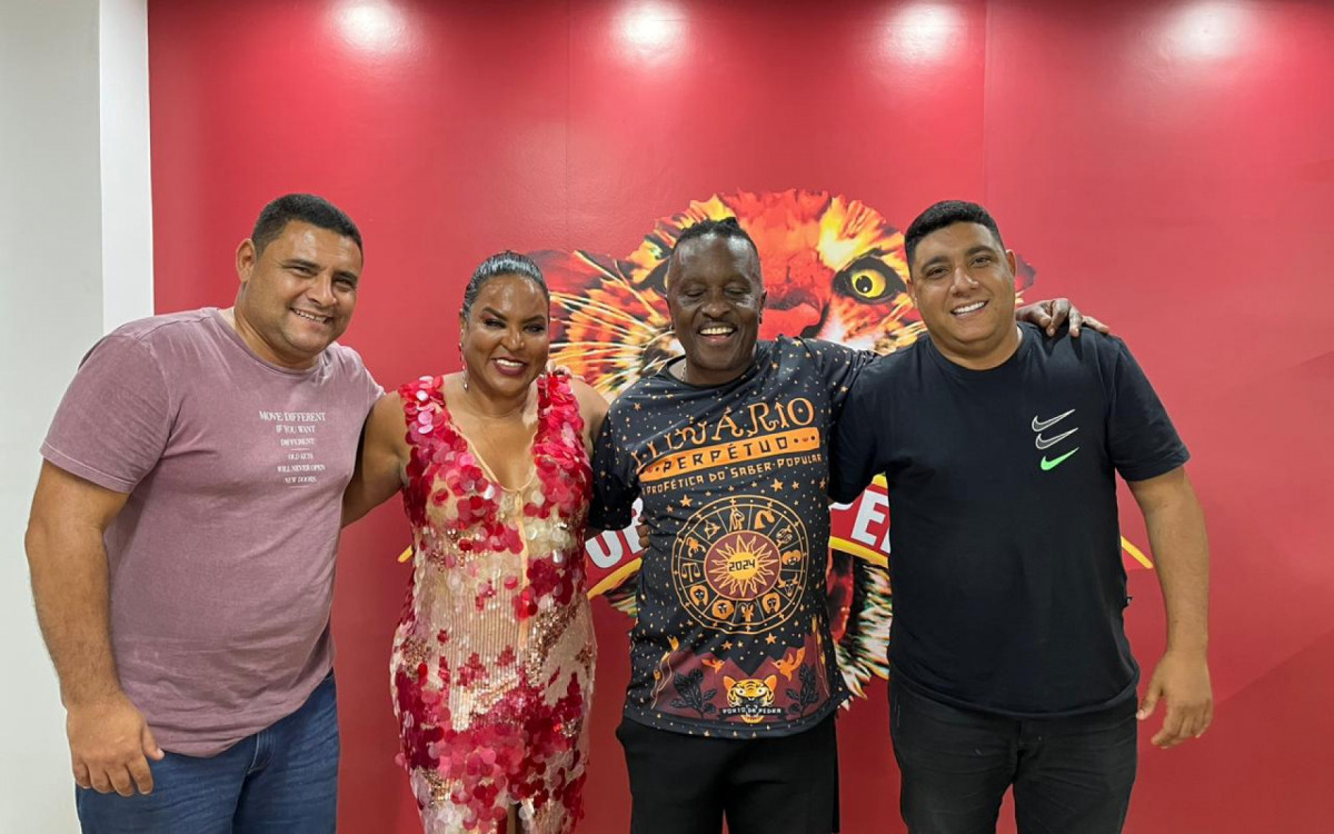 Pipa posa com intérprete Wantuir e membros da direção da agremiação