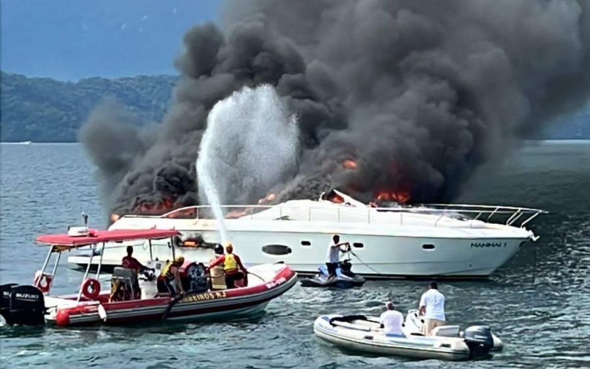 Incêndio atingiu um barco em Angra dos Reis, na tarde deste sábado (20) - Reprodução