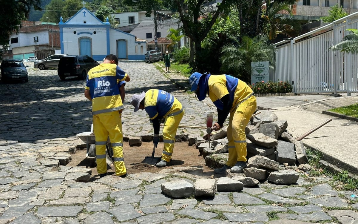 A manutenção está sendo realizada por uma equipe de calceteiros da Secretaria Municipal de Conservação - Divulgação / Secretaria Municipal de Conservação