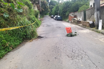 Cratera em via no Floresta impede passagem de ônibus