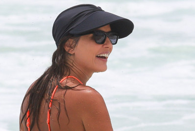 Deborah Secco aproveita a folga e se refresca no mar do Rio de Janeiro