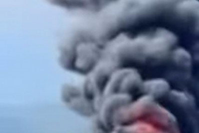 Lancha pega fogo no mar de Angra