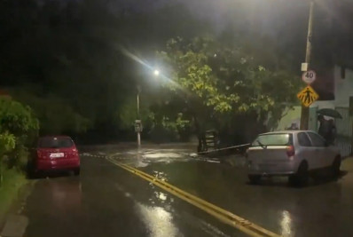 Mãe e filha morrem afogadas ao tentar impedir enxurrada de arrastar carro