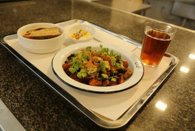 Projeto social volta a vender refeições feitas por chefs para ajudar a custear 'jantar social'