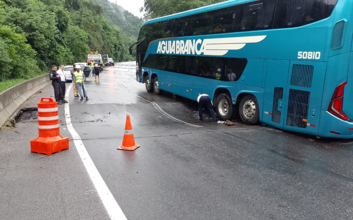 Ônibus tentou passar e ficou preso na ondulação da pista de subida da Serra das Araras neste domingo (21) - Reprodução