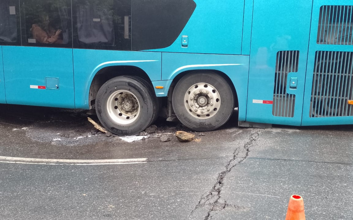 Ônibus tentou passar e ficou preso na ondulação da pista de subida da Serra das Araras neste domingo (21)