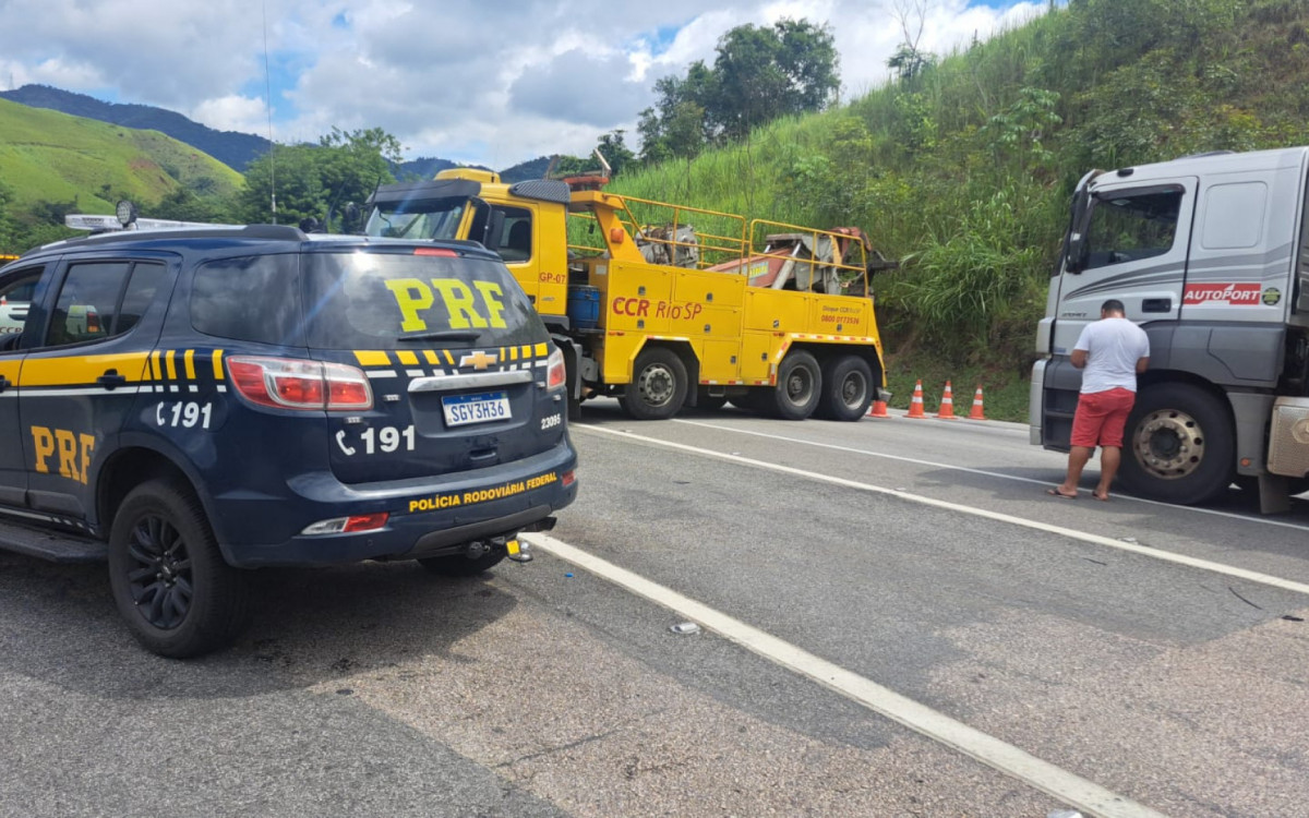 Equipes da PRF e da CCR RioSP atuam na Serra das Araras depois de afundamento do asfalto