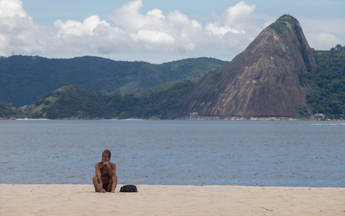 Mesmo com c&eacute;u nublado, pessoas curtem a Praia do Flamengo neste domingo - Renan Areias / Ag&ecirc;ncia O Dia