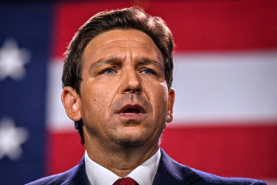 Nos EUA, Ron DeSantis desiste de concorrer nas primárias republicanas e apoia Trump