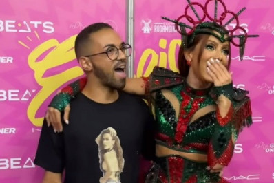 Anitta se diverte após levar invertida de fã que usava camisa 'pirata' dela