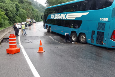 Asfalto cede e subida da Serra das Araras é interditada em Piraí