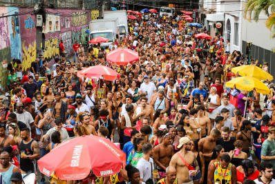 Bloco Só Caminha reúne multidão no Humaitá