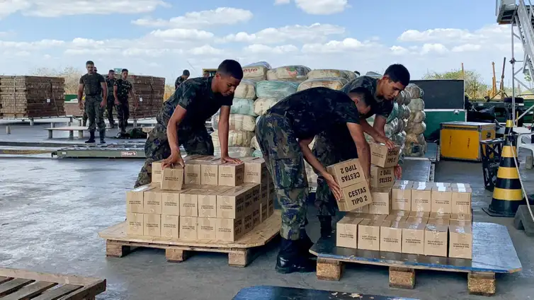 Força Aérea Brasileira apoia ações de distribuição de cestas de alimentos na Terra Indígena Yanomami 