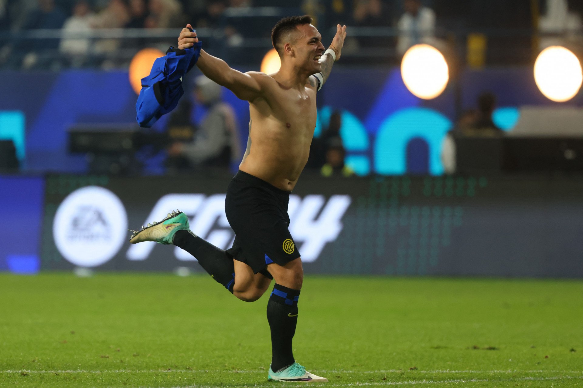 Lautaro Martínez comemora gol marcado na vitória da Inter de Milão sobre o Napoli - Foto: Fayez NURELDINE / AFP