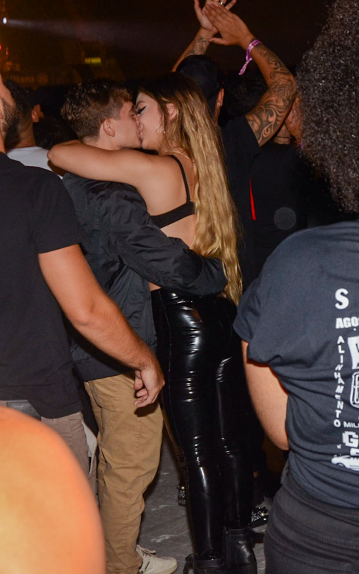 MC Melody troca beijos com rapaz no show de Jão em SP