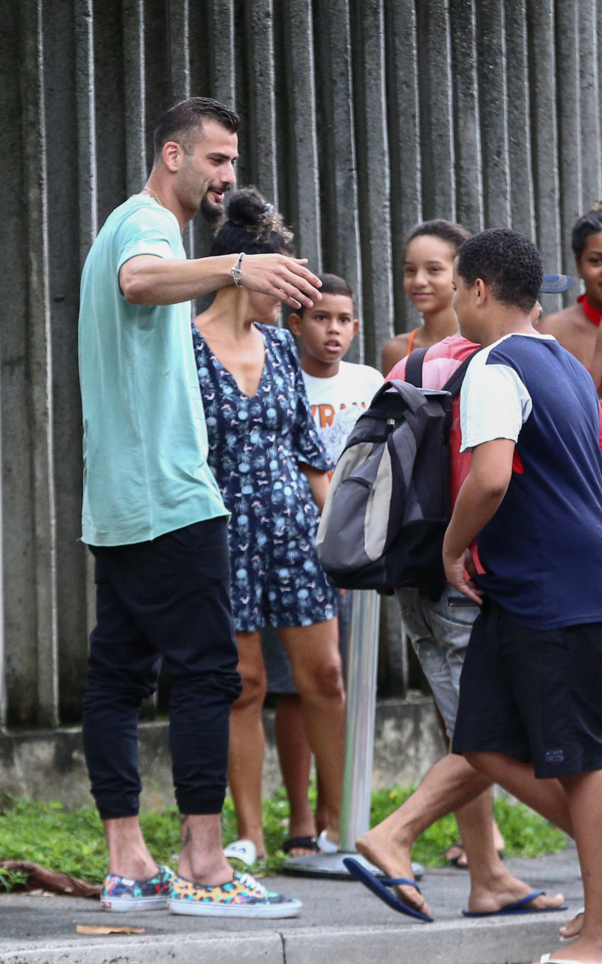Nizam recebe o carinho dos fãs na porta dos Estúdios Globo nesta segunda-feira