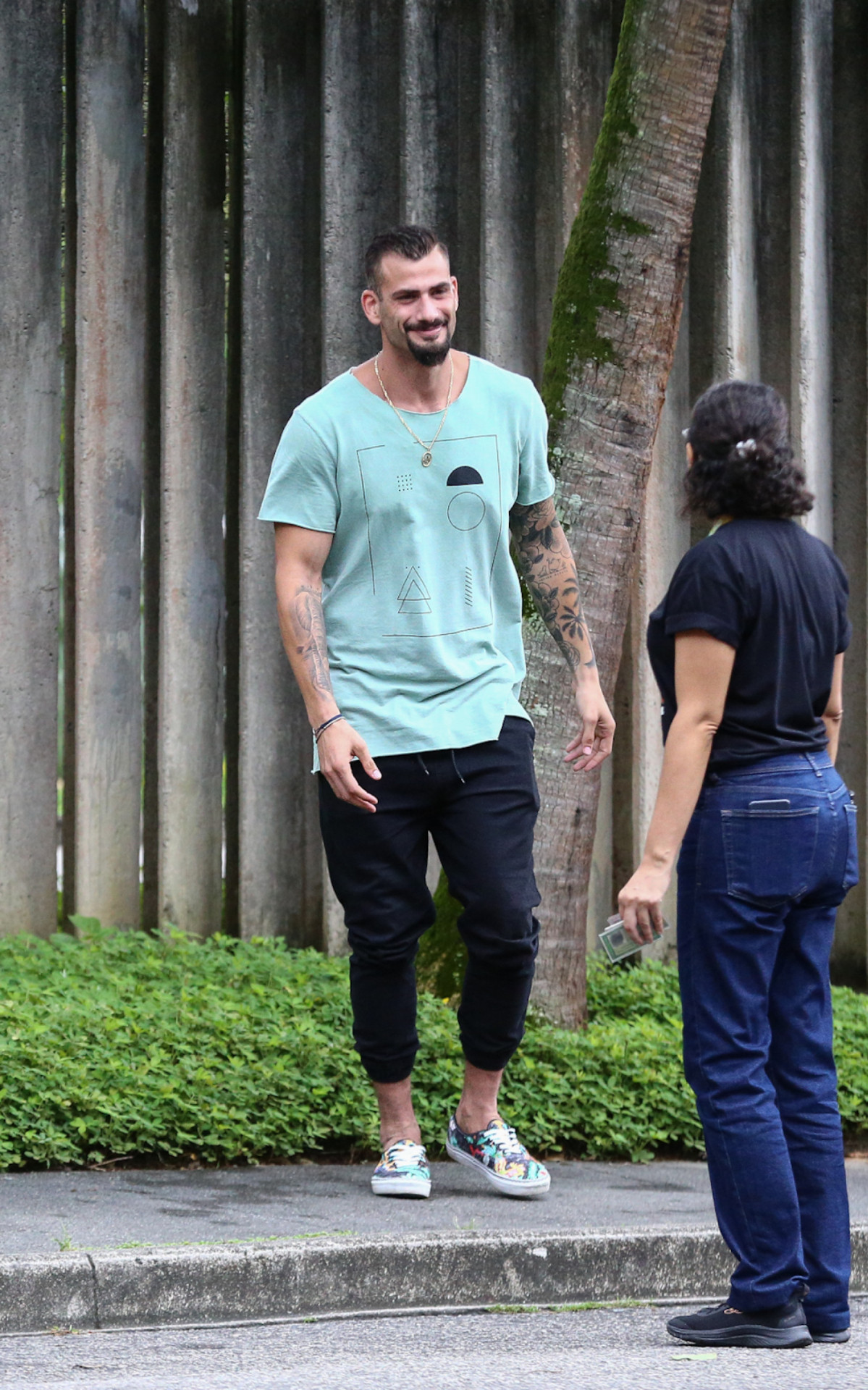 Nizam recebe o carinho dos fãs na porta dos Estúdios Globo nesta segunda-feira - Victor Chapetta / Agnews