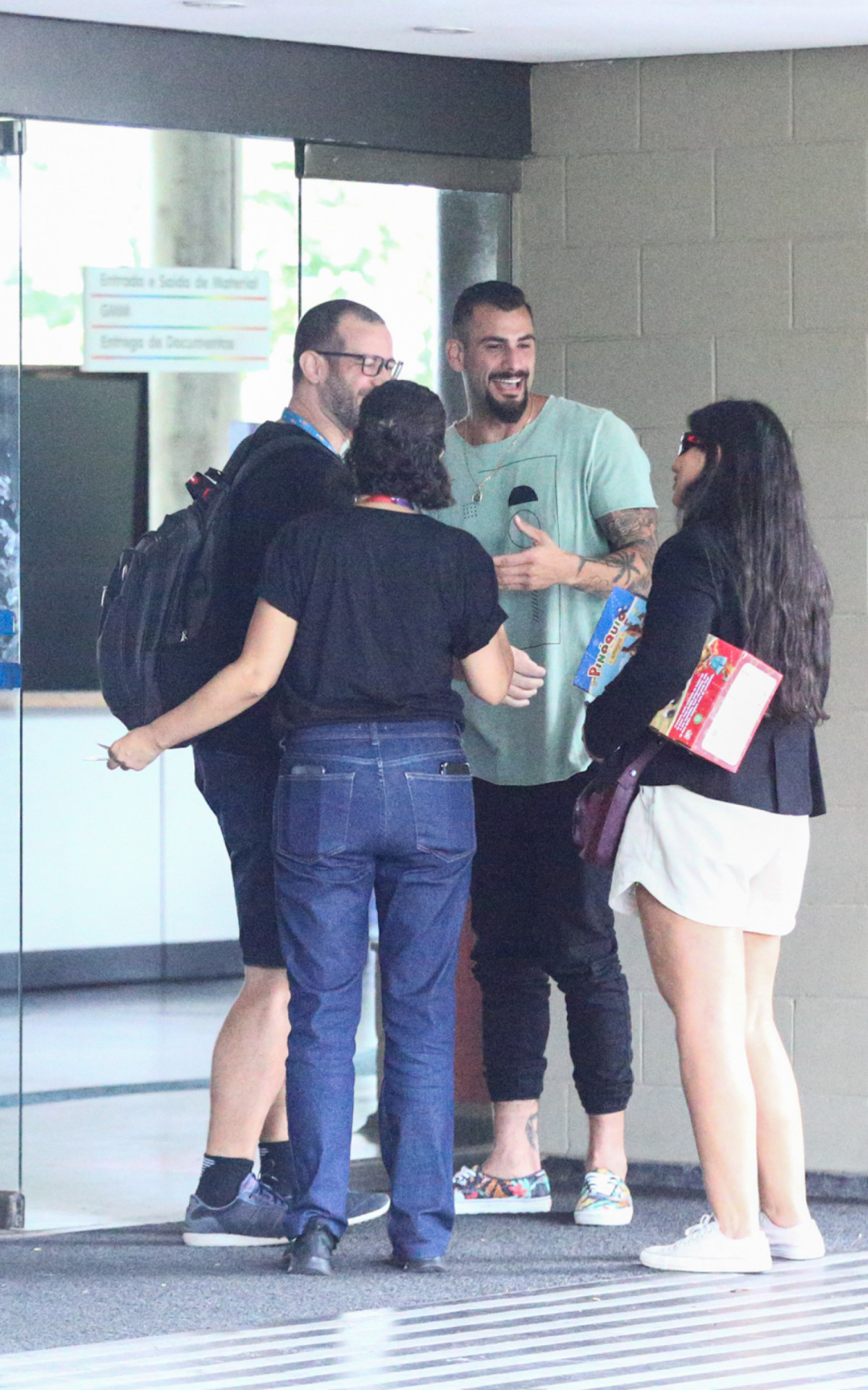 Nizam recebe o carinho dos fãs na porta dos Estúdios Globo nesta segunda-feira