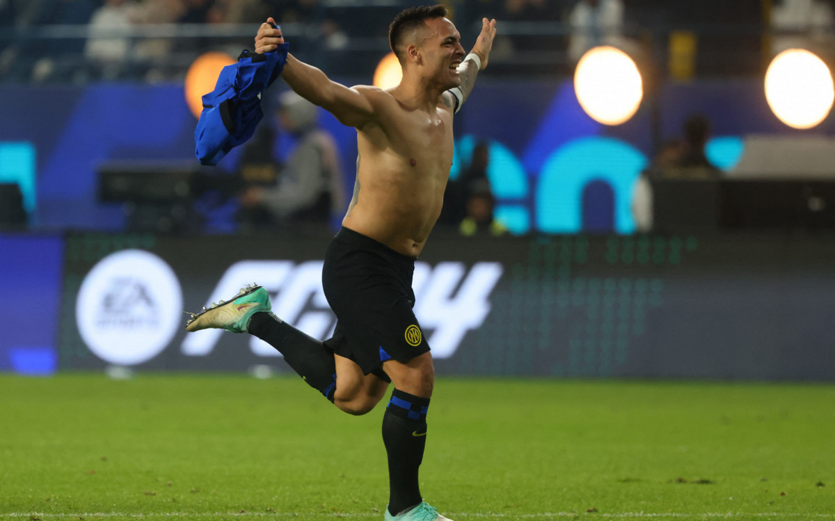 Lautaro Martínez comemora gol marcado na vitória da Inter de Milão sobre o Napoli
