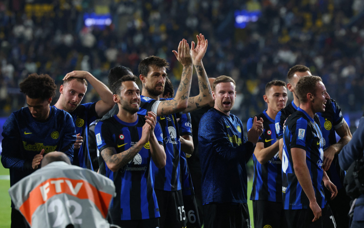 Jogadores da Inter de Milão celebram a conquista do título da Supercopa da Itália