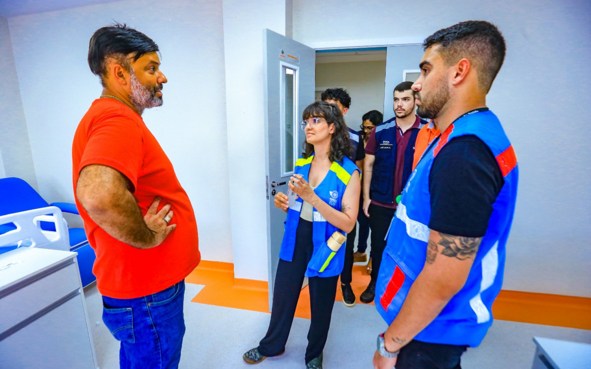 O secretário de Saúde Christian Vieira explicou ao representante do SUS, Lucas Santos, as dificuldades das unidades após as enchentes