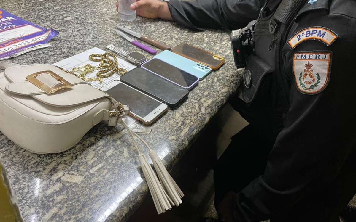 Com os presos foram apreendidos duas facas, celulares, cordões e relógio - Divulgação