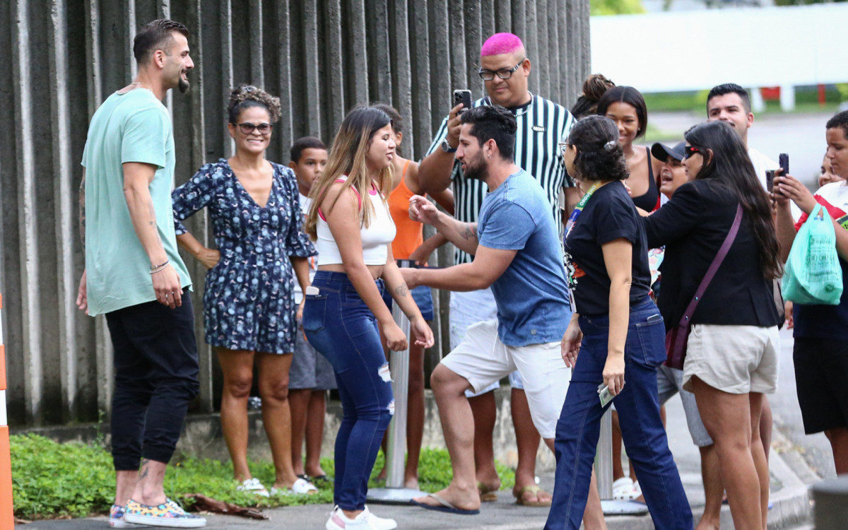 Nizam recebe o carinho dos fãs na porta dos Estúdios Globo nesta segunda-feira - Victor Chapetta / Agnews