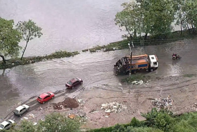 Motoristas enfrentam alagamento em avenida de Coelho Neto