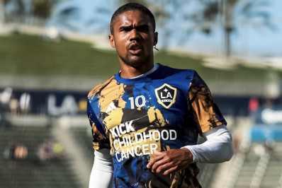 Douglas Costa deverá chegar ao Rio neste sábado para assinar pelo Fluminense