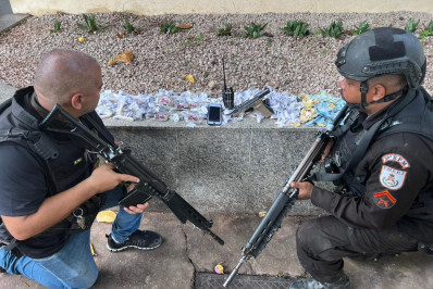 PM prende dois suspeitos com drogas e pistola na Comunidade da Palmeira em Belford Roxo