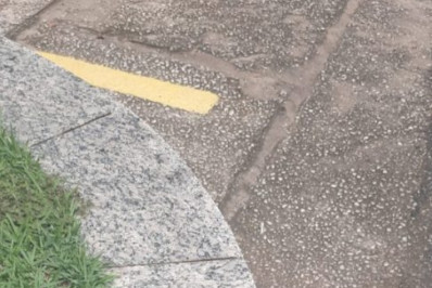 Dupla é detida com simulacro de pistola e drogas em São Pedro da Aldeia