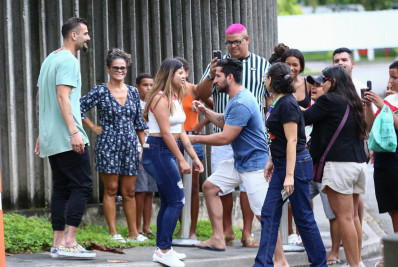 Nizam recebe carinho dos fãs na porta dos Estúdios Globo