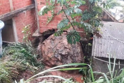 Pedra despenca de encosta e atinge duas casas em Mesquita após fortes chuvas