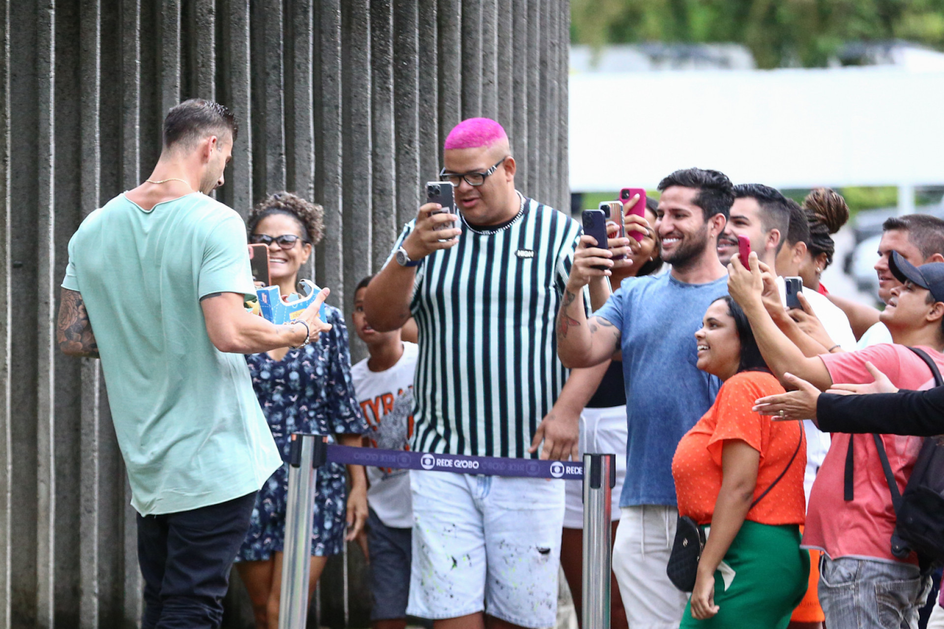 Nizam recebe o carinho dos fãs na porta dos Estúdios Globo nesta segunda-feira - Victor Chapetta / Agnews