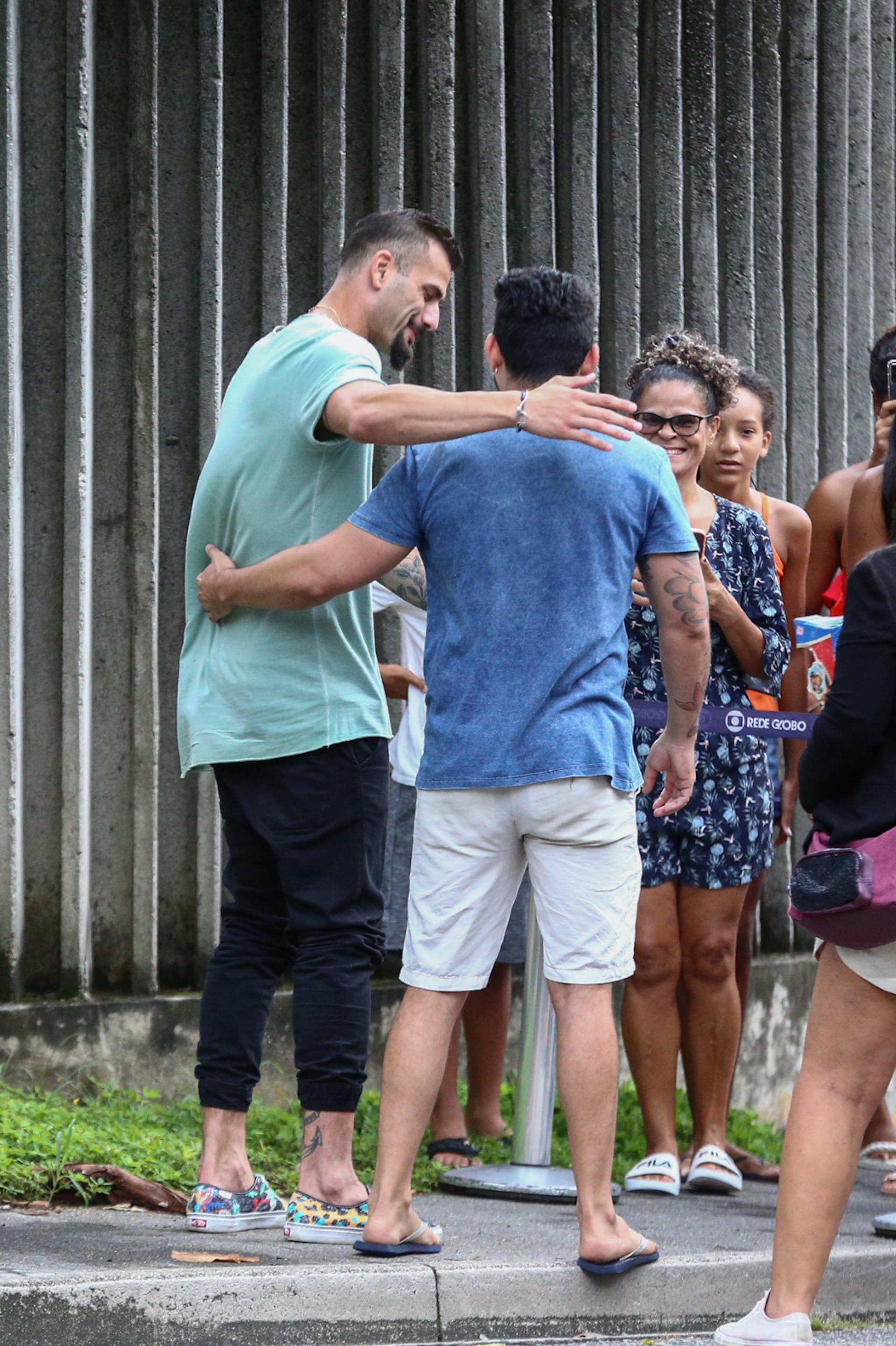 Nizam recebe o carinho dos fãs na porta dos Estúdios Globo nesta segunda-feira - Victor Chapetta / Agnews