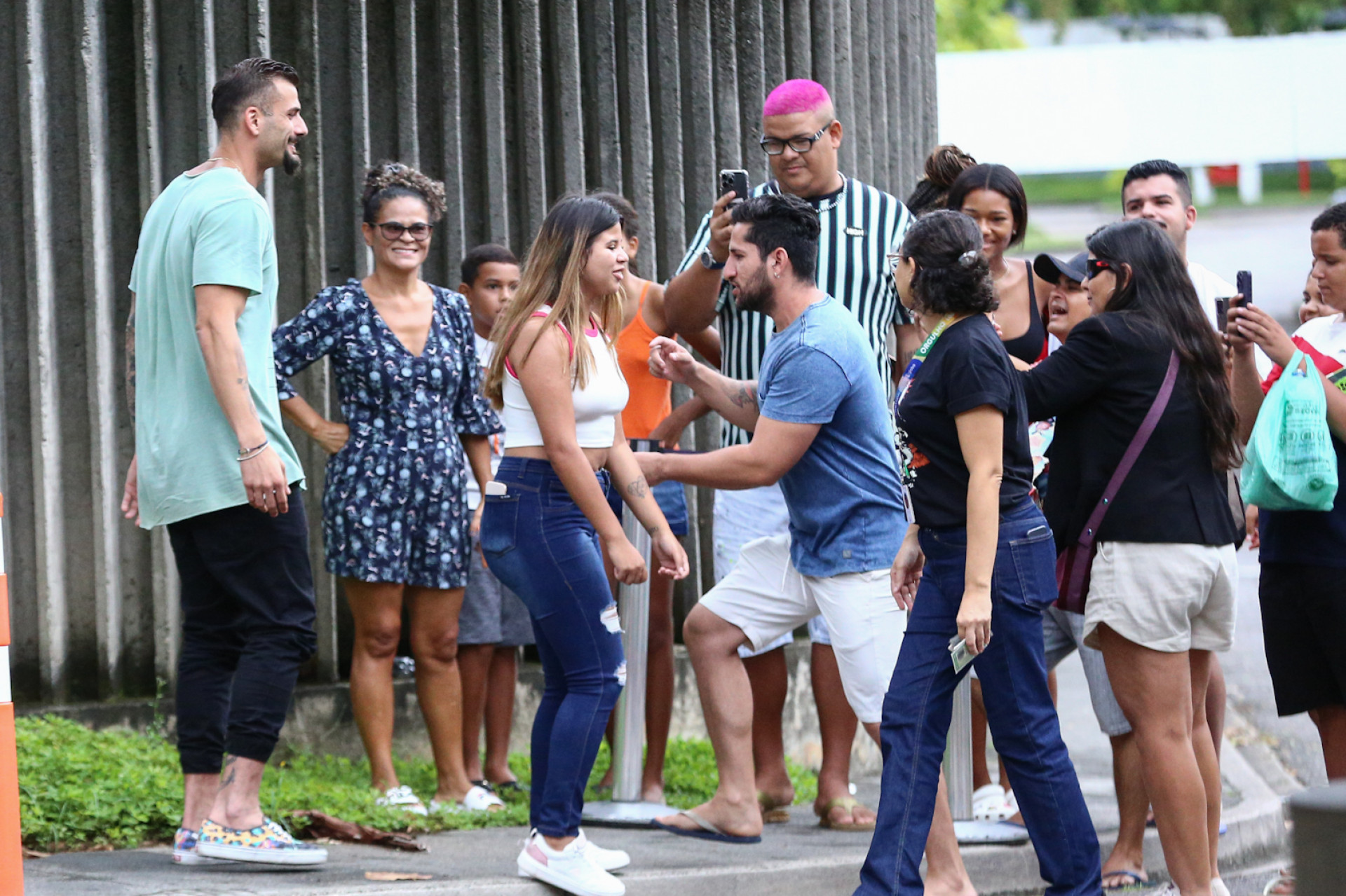 Nizam recebe o carinho dos fãs na porta dos Estúdios Globo nesta segunda-feira - Victor Chapetta / Agnews