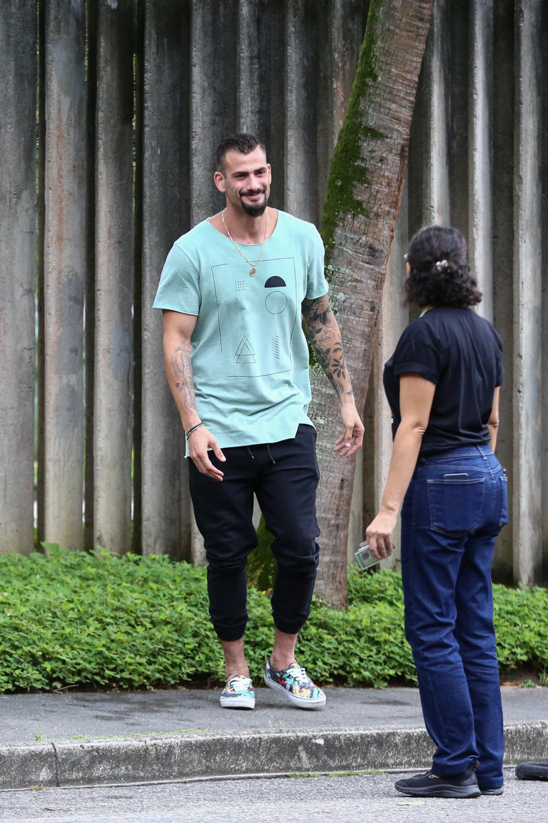 Nizam recebe o carinho dos fãs na porta dos Estúdios Globo nesta segunda-feira - Victor Chapetta / Agnews