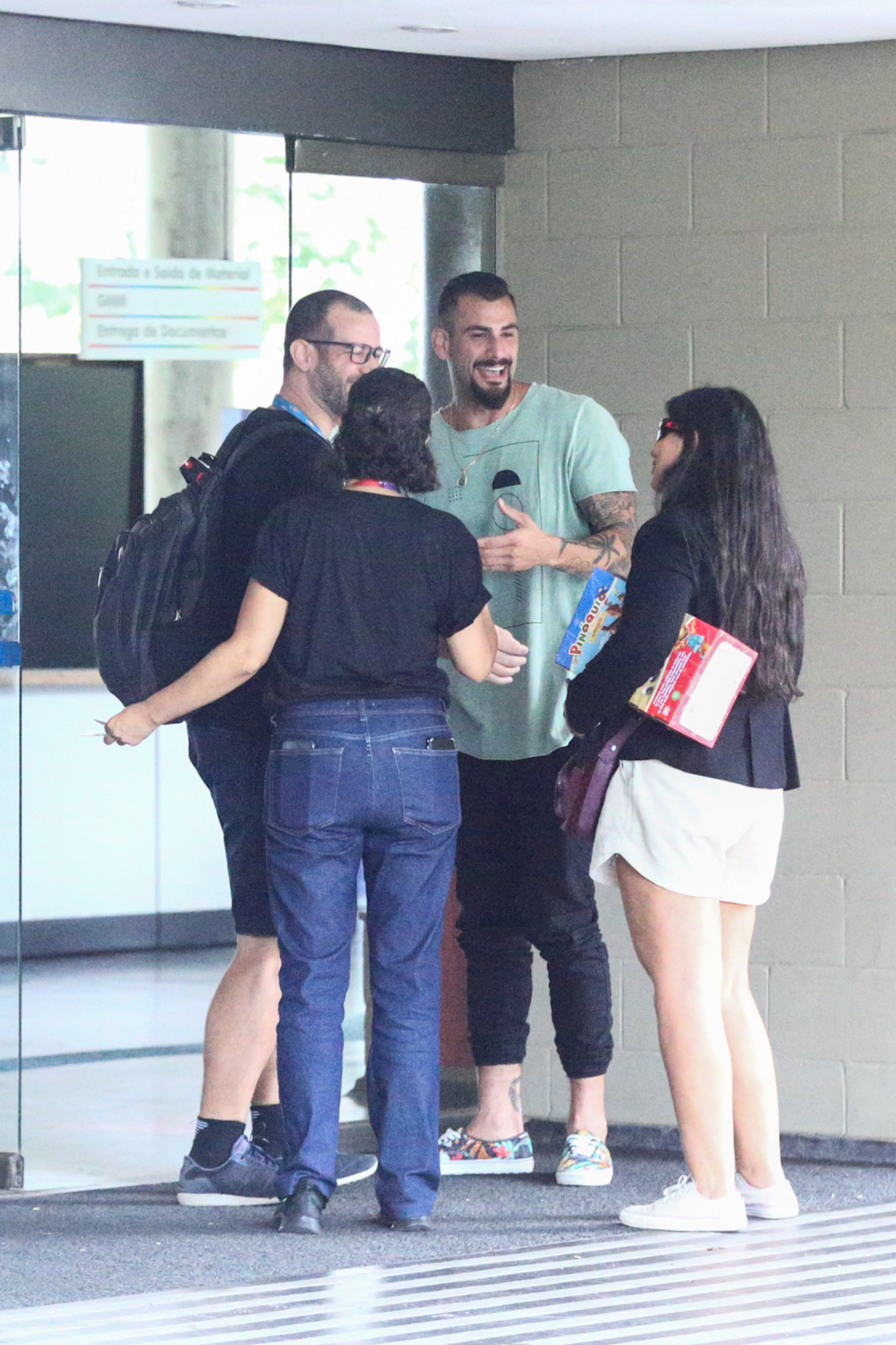 Nizam recebe o carinho dos fãs na porta dos Estúdios Globo nesta segunda-feira - Victor Chapetta / Agnews
