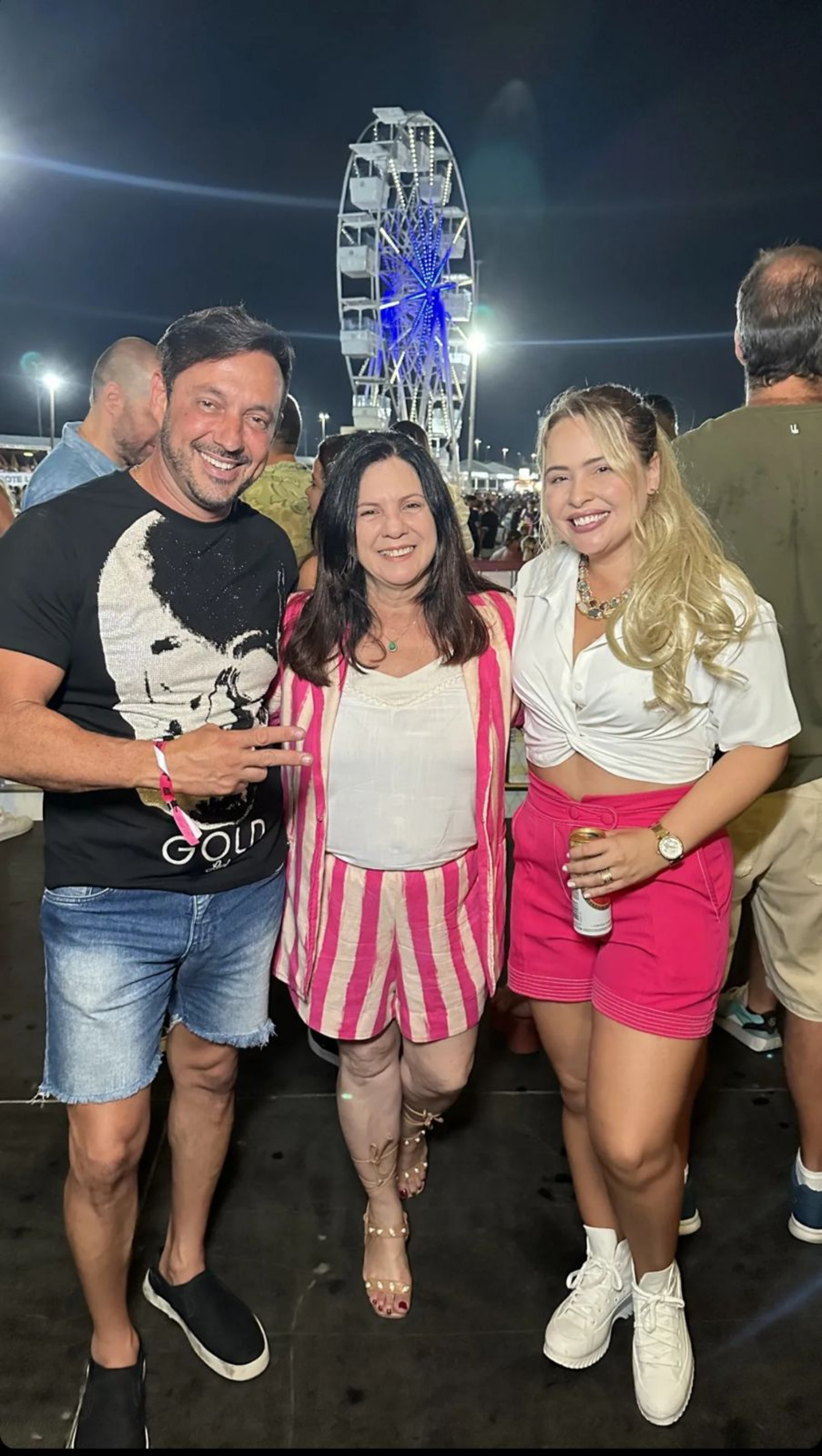 Magdala Furtado entre Roberto Jesus e Thais (esposa do secret&aacute;rio)  - Redes Sociais 