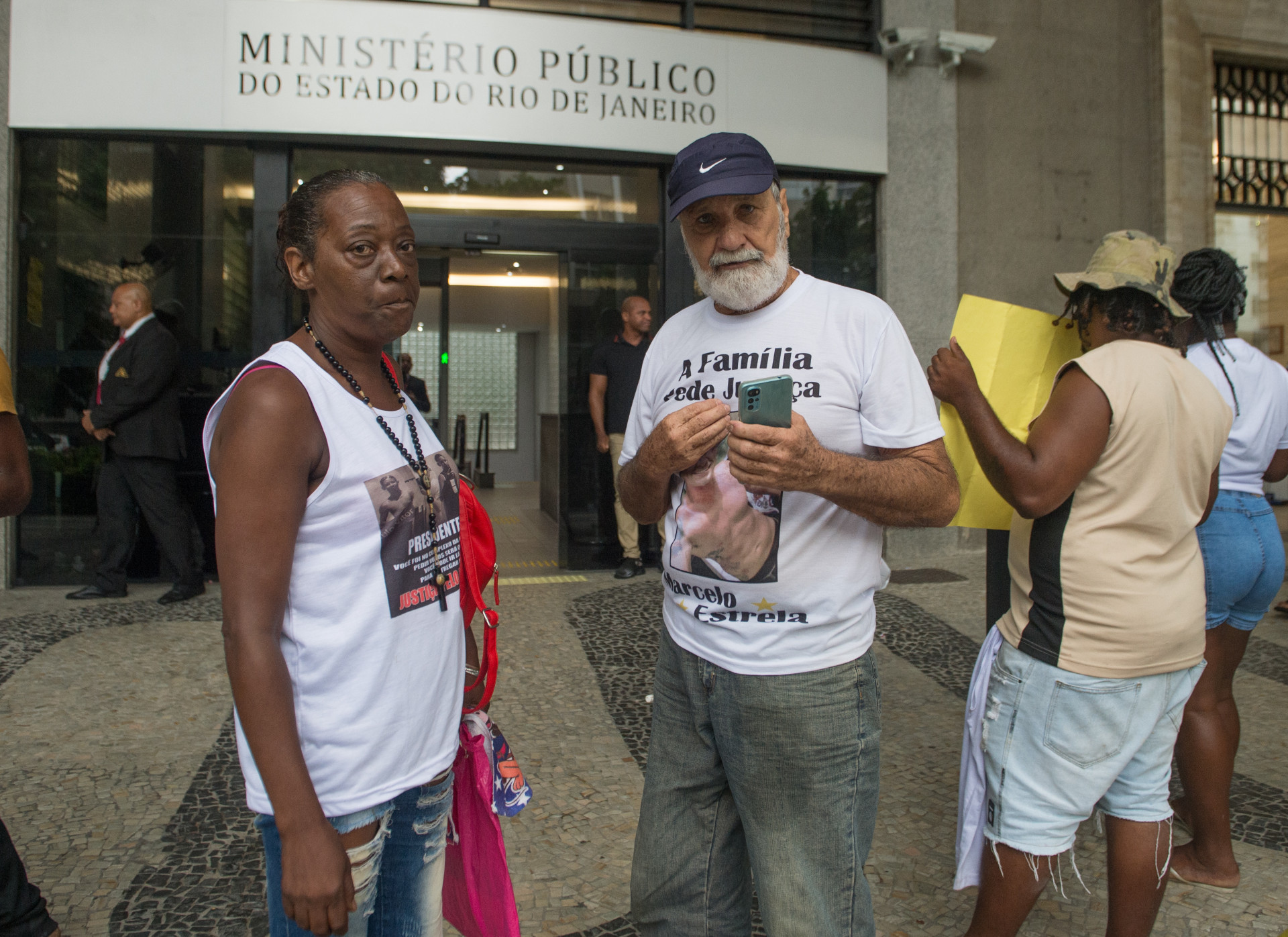 Familiares e amigos do menino Paulo Victor fazem manifestação na porta do MPRJ, no Centro do Rio, nesta terça-feira (23) - Armando Paiva/Agência O Dia