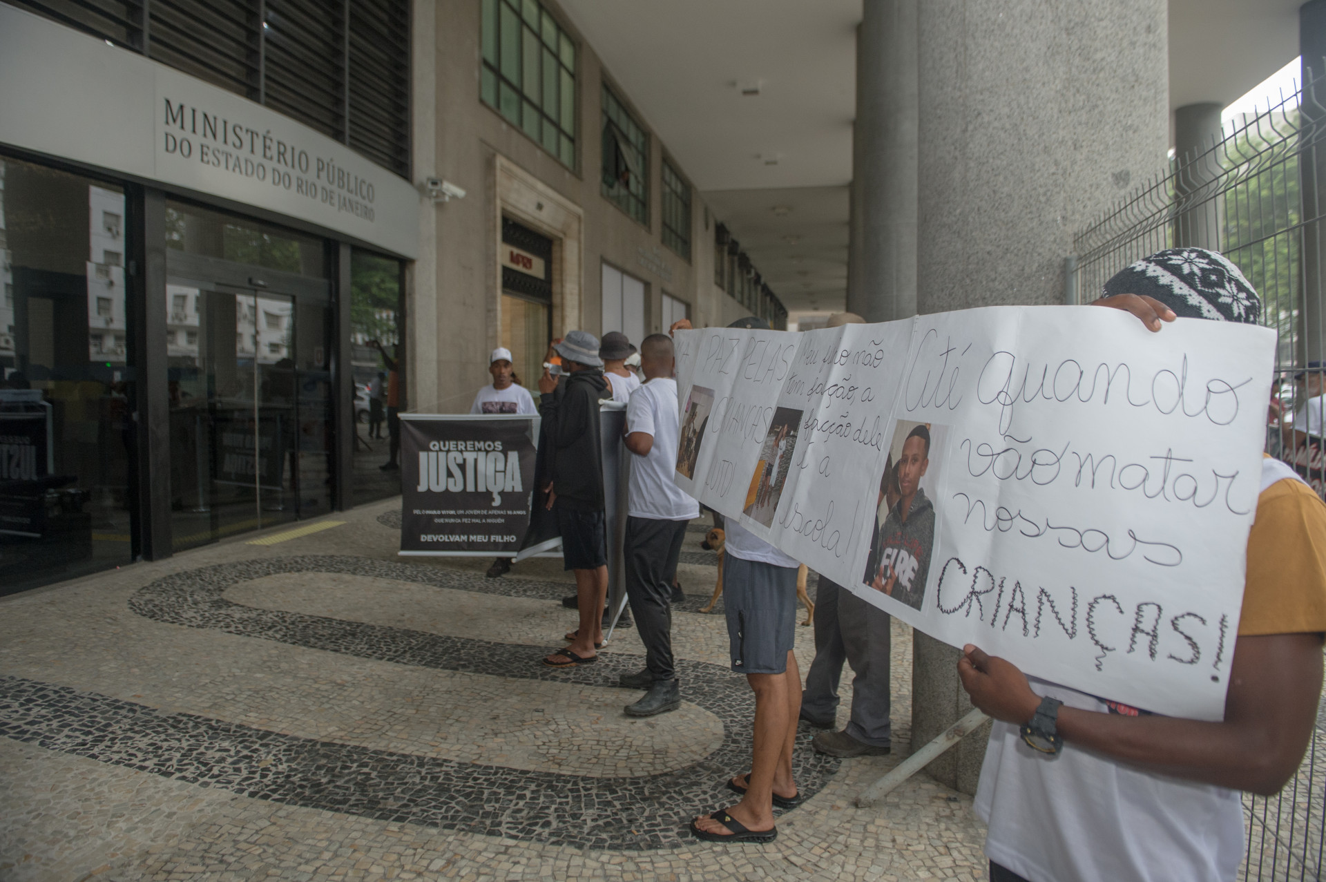 Familiares e amigos do menino Paulo Vitcor fazem manifestação na porta do MPRJ, no Centro do Rio, nesta terça-feira (23) - Armando Paiva/Agência O Dia