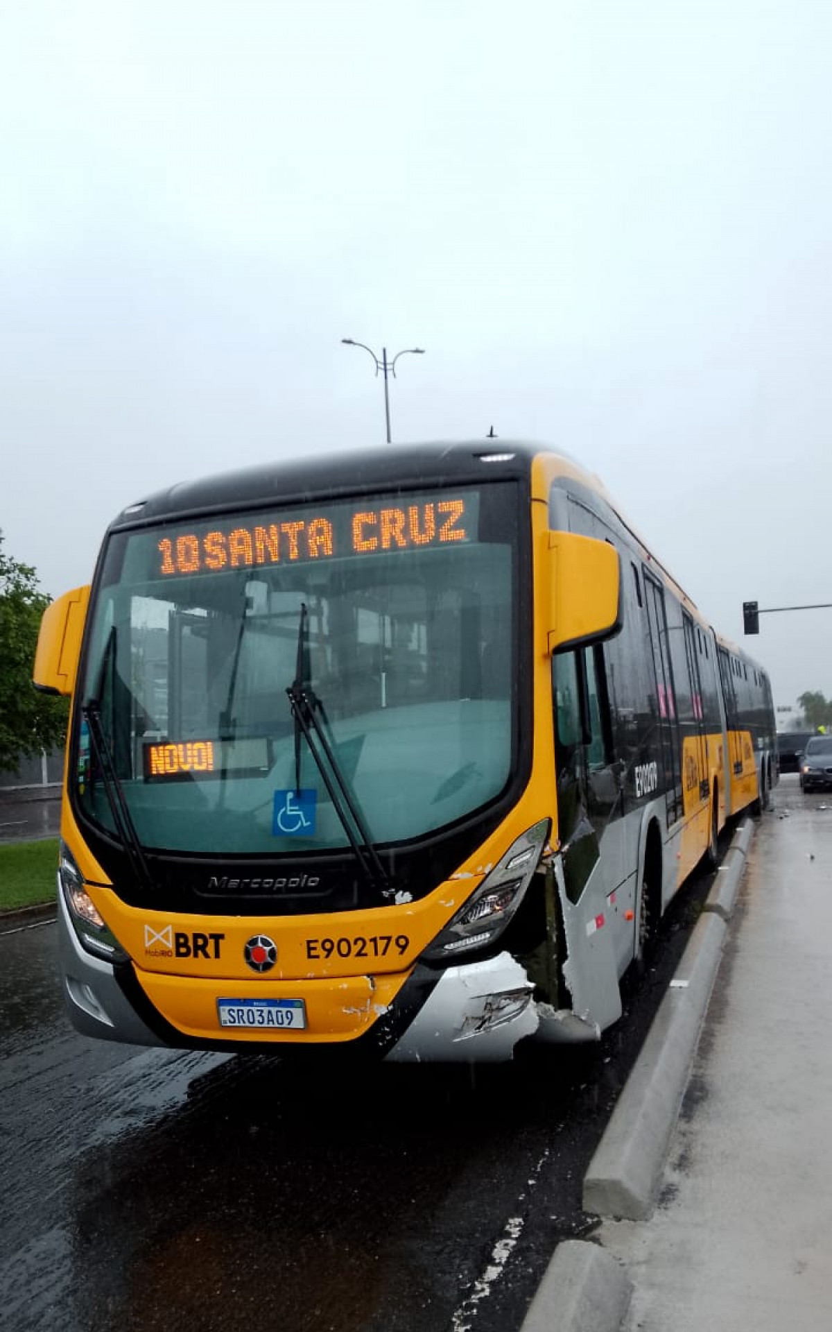 A MOBI-Rio afirmou que, por ser um veículo mais pesado, o BRT tem tempo de frenagem maior - Divulgação