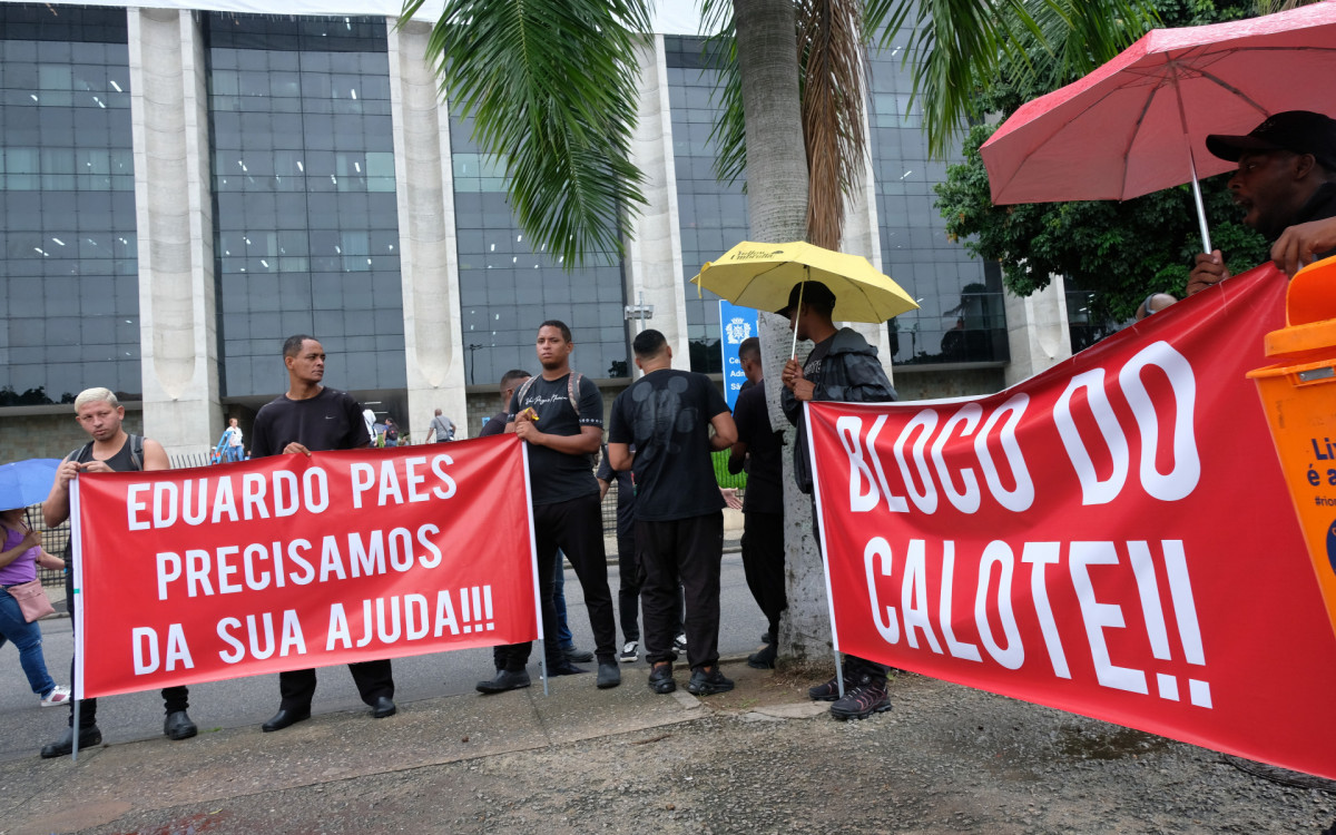 Manifestantes protestam em frente a Prefeitura do Rio contra atrasos no pagamento do Carnaval, nesta Terça-feira (23).