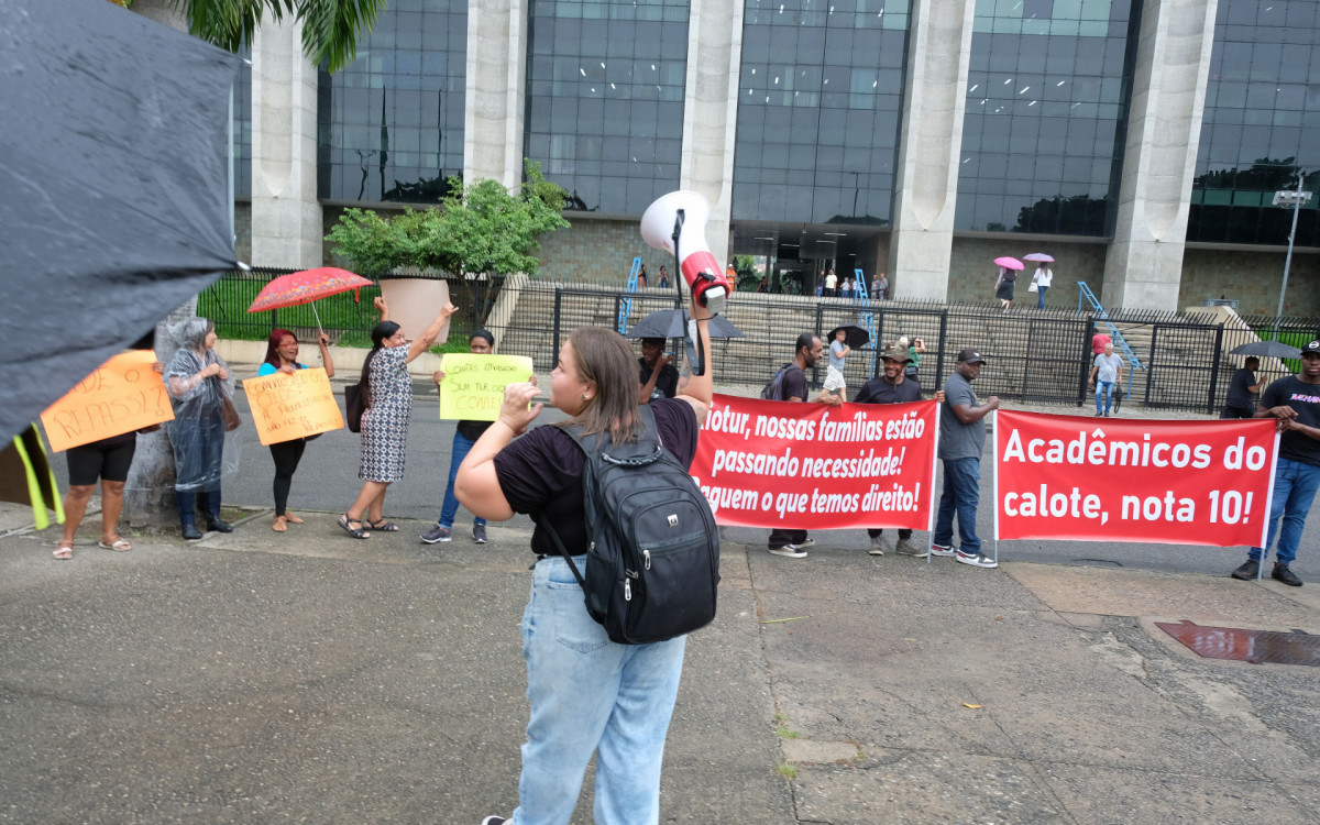 Manifestantes protestam em frente a Prefeitura do Rio contra atrasos no pagamento do Carnaval, nesta Terça-feira (23).