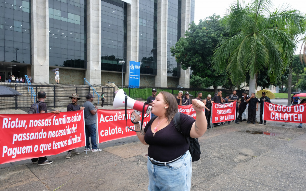 Manifestantes protestam em frente a Prefeitura do Rio contra atrasos no pagamento do Carnaval, nesta Terça-feira (23).
