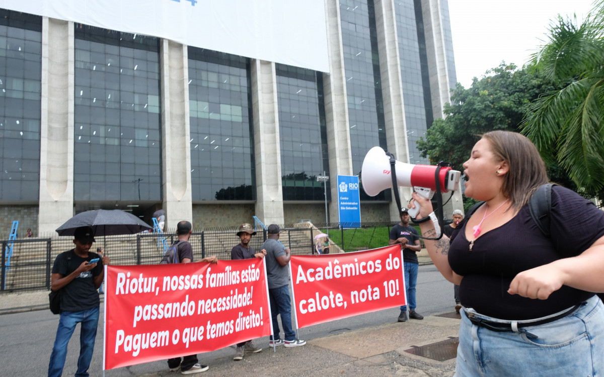 Manifestantes protestam em frente a Prefeitura do Rio contra atrasos no pagamento do Carnaval, nesta Terça-feira (23).