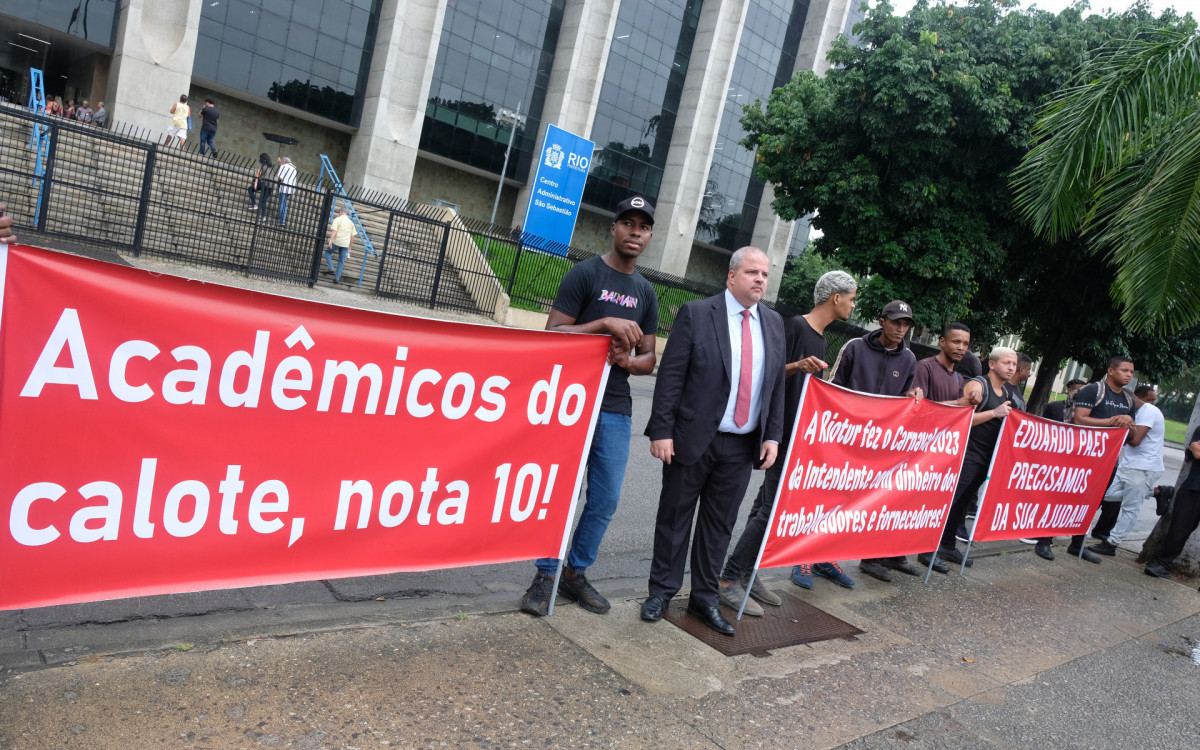 Manifestantes protestam em frente a Prefeitura do Rio contra atrasos no pagamento do Carnaval, nesta Terça-feira (23).
